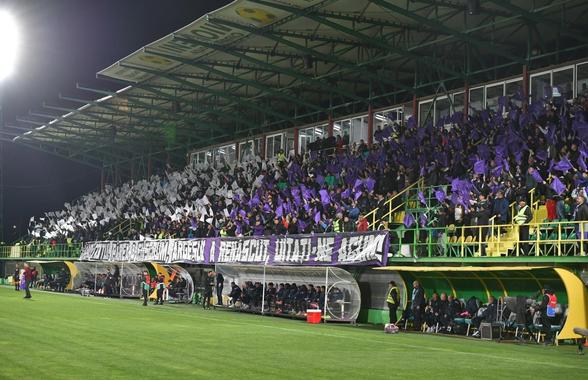 Scandări xenofobe la FC Argeș - Csikszereda! Mesaje jignitoare la adresa maghiarior, în tribunele de la Mioveni