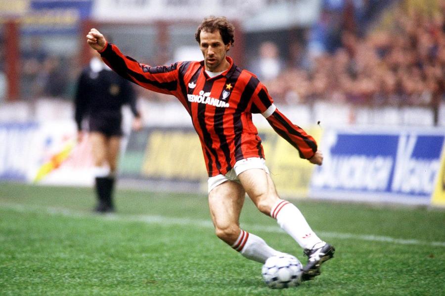 Franco Baresi, legendă a clubului AC Milan și unul dintre cei mai buni fundași din istoria fotbalului, a încetat din viață vineri, 31 iulie, la vârsta de 66 de ani. Franco Baresi și Werner Herzog, prietenia imposibilă spusă prin scrisori, tăceri și o definiție memorabilă a spațiului