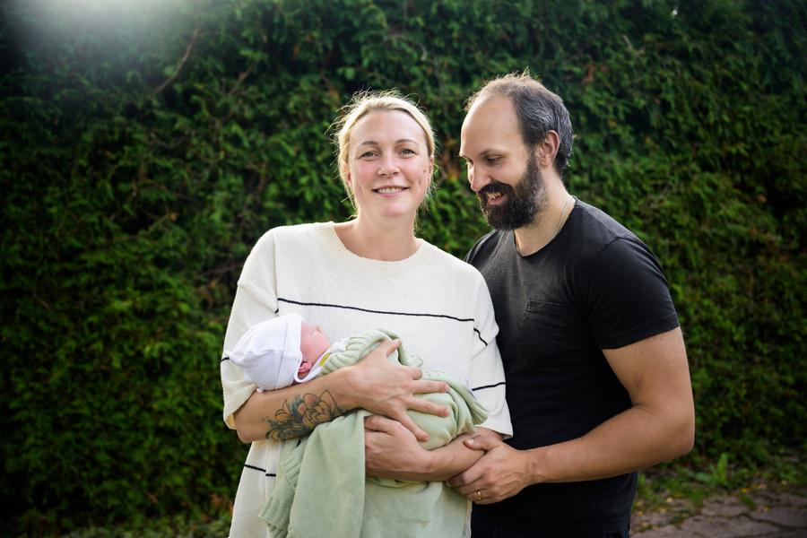 Sarah Sjostrom alături de soțul său și de micul Adrian în 2025 FOTO Imago Images Înotătoarea Sarah Sjostrom, dublă campioană olimpică în 2024, va concura la Campionatele Europene de la Paris la doar un an după ce a devenit mamă: „Mă întorc cu un alt corp, o altă mentalitate și un copil”
