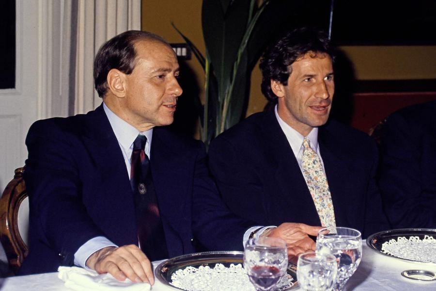 Baresi și Berlusconi, după finala câștigată în 1989 / FOTO: Imago Gazzetta dello Sport a publicat ultima discuție avută cu marele Franco Baresi: „Eram adolescent când mi-am pierdut părinții, Milan a fost linia mea de salvare”