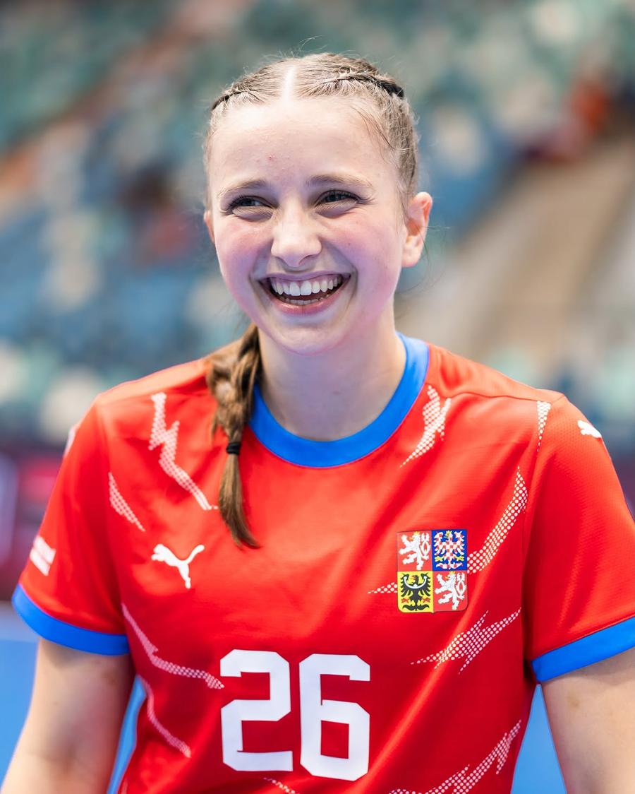 Valeria Jichova, fiica lui Filip Jicha/Foto: ihf.info Un nume legendar al handbalului e prezent în această săptămână la Craiova pentru a-și susține fiica la Mondialul U18