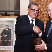 Aziz Akhannouch, prim-ministrul Marocului, alături de Gianni Infantino, șeful FIFA