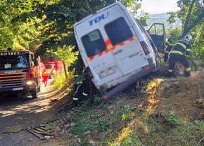 Cum se simte Adrian Ropotan, rămas internat peste noapte după cumpăna din microbuz + Filmul accidentului e tulburător: „N-au mers decât 150 de metri!”