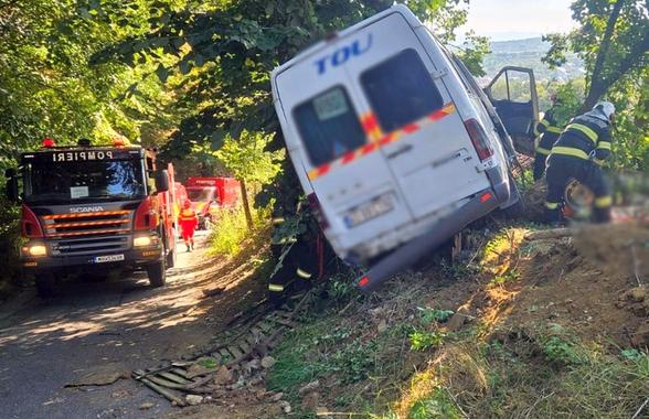 Cum se simte Adrian Ropotan, rămas internat peste noapte după cumpăna din microbuz + Filmul accidentului e tulburător: „N-au mers decât 150 de metri!”