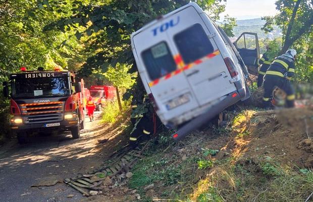 Cum se simte Adrian Ropotan, rămas internat peste noapte după cumpăna din microbuz + Filmul accidentului e tulburător: „N-au mers decât 150 de metri!”