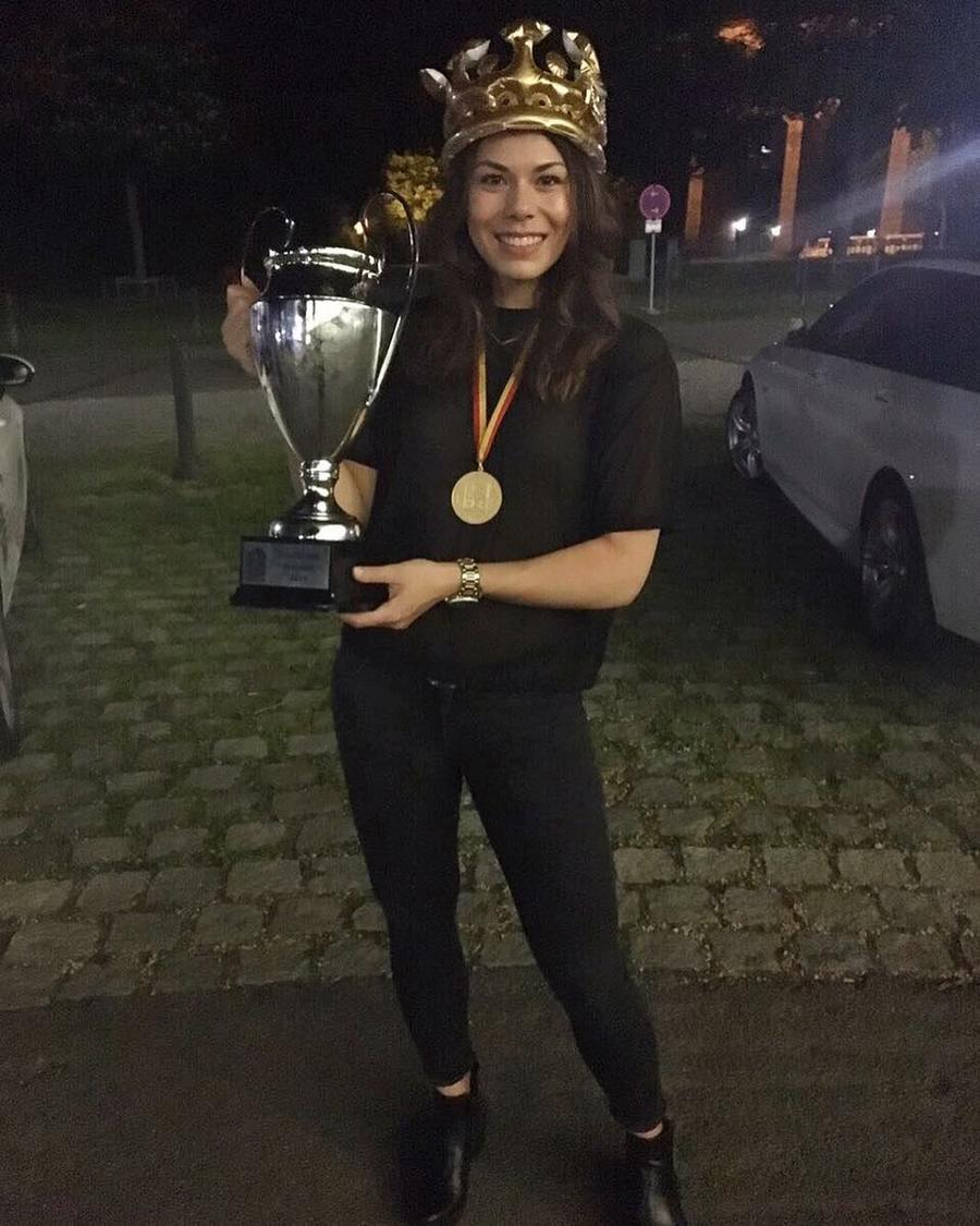 Martine cu trofeul și medalia de aur cucerite la Mondialul din Japonia Campioana mondială Martine Smeets e categorică: „Un club precum CSM București nu poți să-l refuzi!”