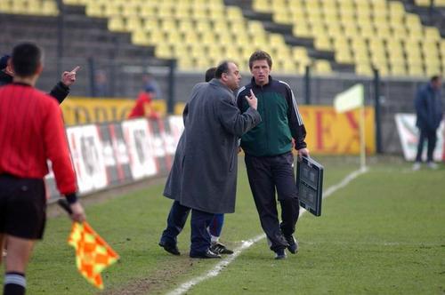 Ștefan „Pinalti” într-o postură clasică în vremurile de glorie: la luptă cu arbitrii la marginea terenului