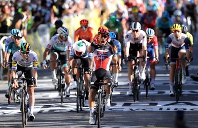 Victorie la sprint pentru Caleb Ewan și echipa sa decimată de căzături