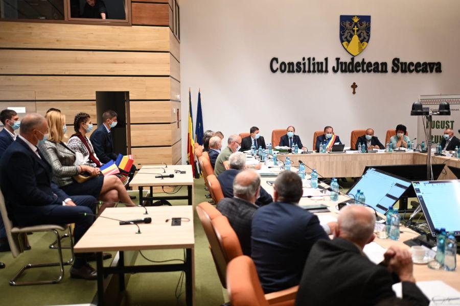 Canotorii au asistat la ședința Consiliului Județean FOTO Monitorul de Suceava Medaliații olimpici din Suceava, premiați de Consiliul Județean » Cum a venit îmbrăcată campioana olimpică Ancuța Bodnar