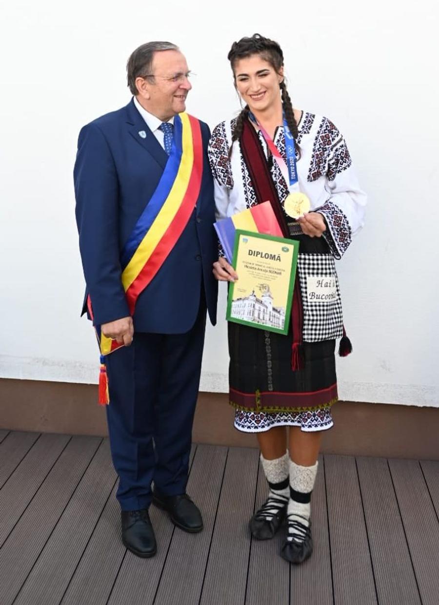 Ancuța Bodnar împreună cu președintele CJ Suceava, Gheorghe Flutur FOTO Monitorul de Suceava Medaliații olimpici din Suceava, premiați de Consiliul Județean » Cum a venit îmbrăcată campioana olimpică Ancuța Bodnar