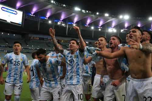 Sergio Busquets (33 de ani) și Jordi Alba (32) și-au mișcorat contractele, iar Barcelona a putut astfel să-l legitimeze în sfârșit pe Sergio Aguero (33), jucătorul venit în această vară de la Manchester City.