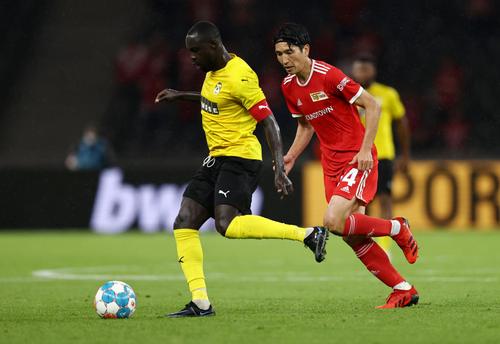 Nana Boateng (în galben), într-un duel cu Genki Haraguchi, în KuPS - Union Berlin, din preliminariile Conference League