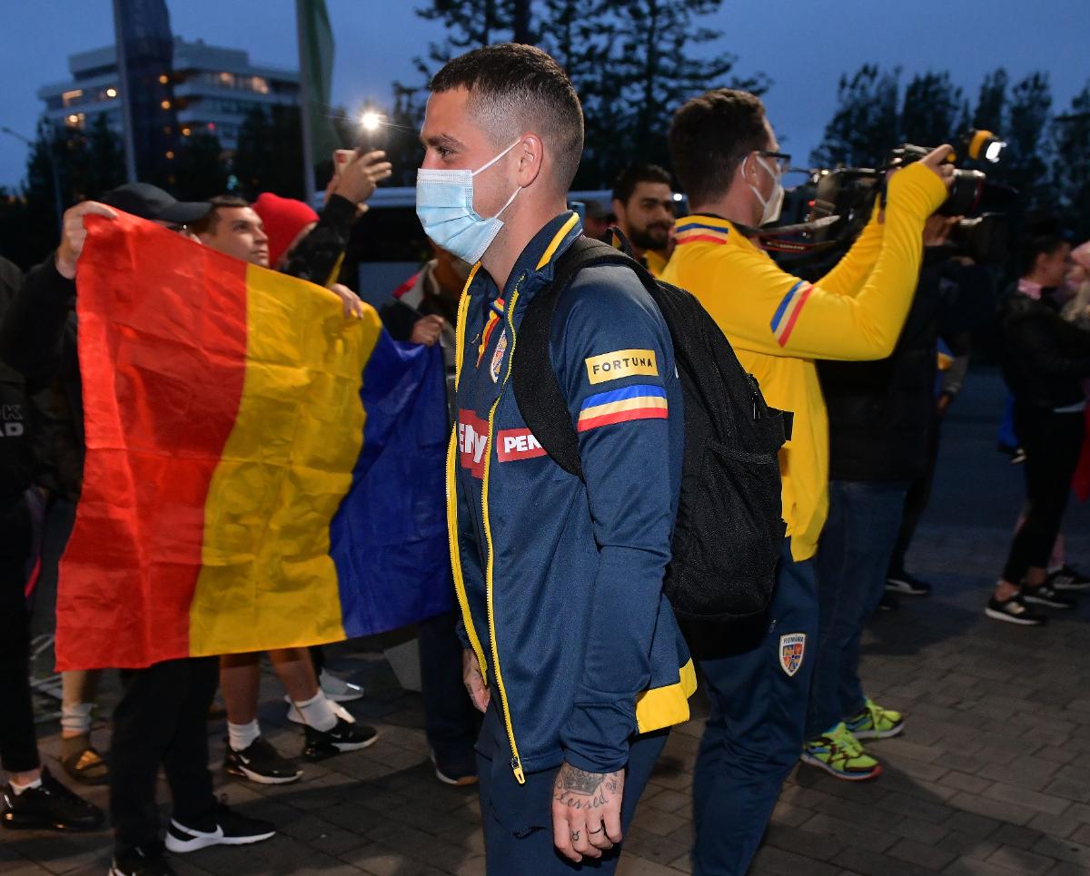 „Tricolorii” lui Rădoi, primiți cu mult entuziasm în Islanda! Imagini cu fanii români prezenți la hotel