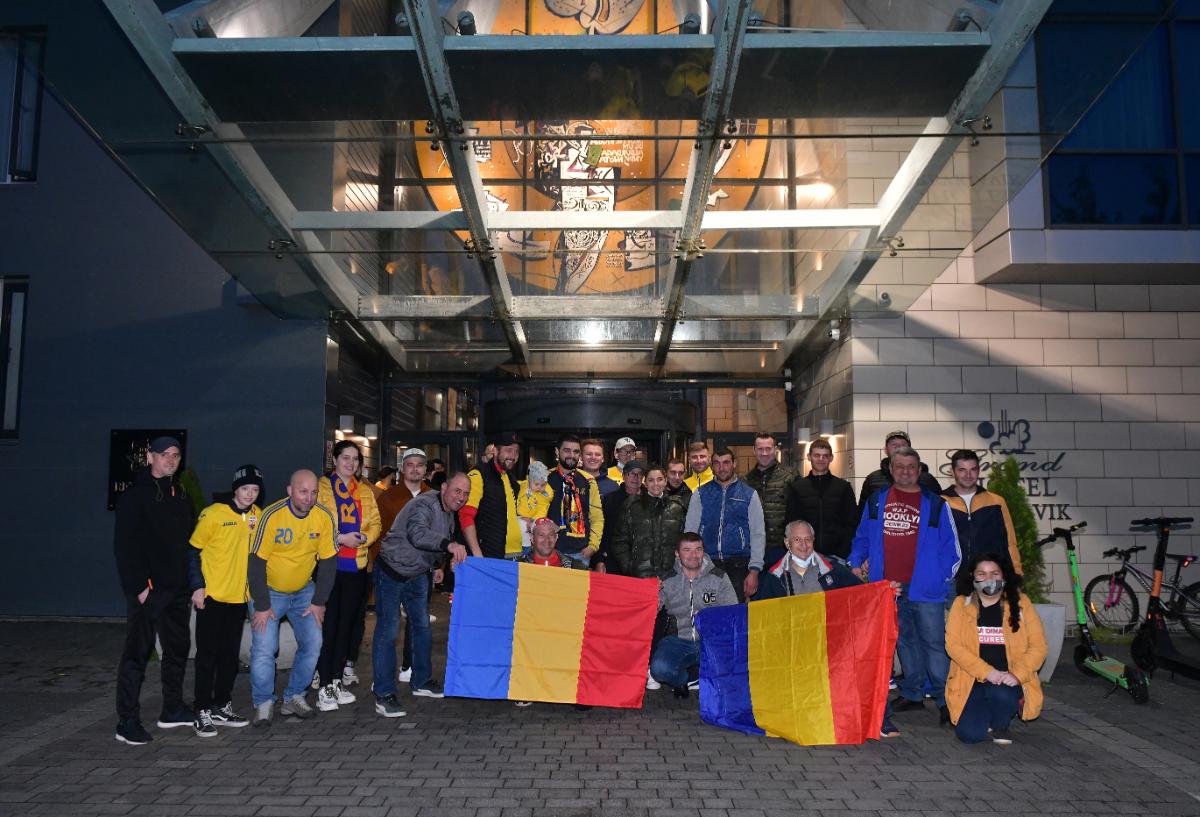 „Tricolorii” lui Rădoi, primiți cu mult entuziasm în Islanda! Imagini cu fanii români prezenți la hotel
