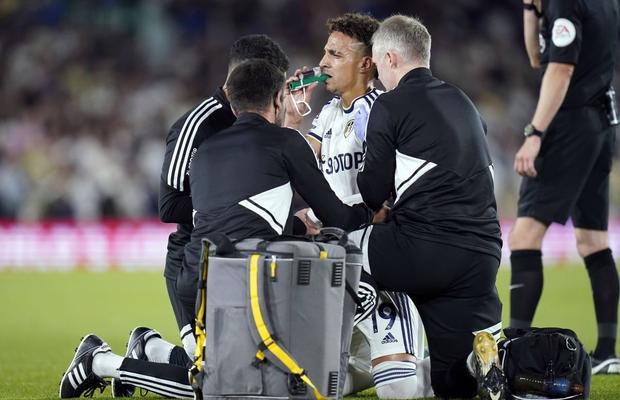 Vedeta lui Leeds și-a dislocat umărul și a avut nevoie de mască de oxigen