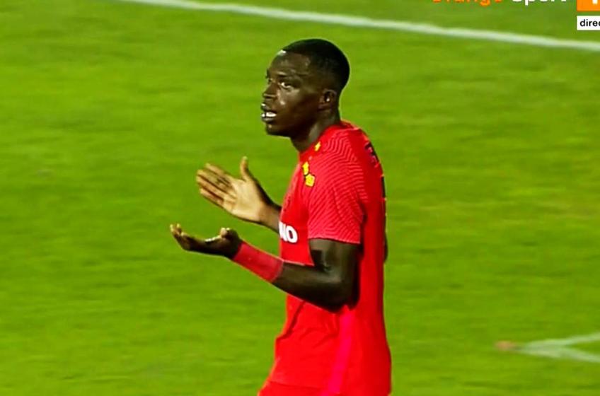 Joyskim Dawa (26 de ani) a comis o nouă gafă de amatori, în minutul 23 al meciului Farul - FCSB. A comis penalty, iar Denis Alibec (31 de ani) a deschis scorul.