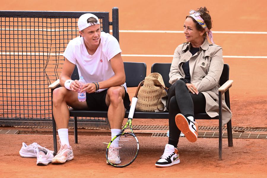 Holger Rune, alături de mama lui Patrick Mouratoglou, luat la țintă de mama lui Holger Rune: „Nu știu ce se întâmplă! Cert e că fiul meu plătește”