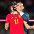 Luis Rubiales a sărutat-o forțat pe jucătoarea Jennifer Hermoso. Foto: Imago