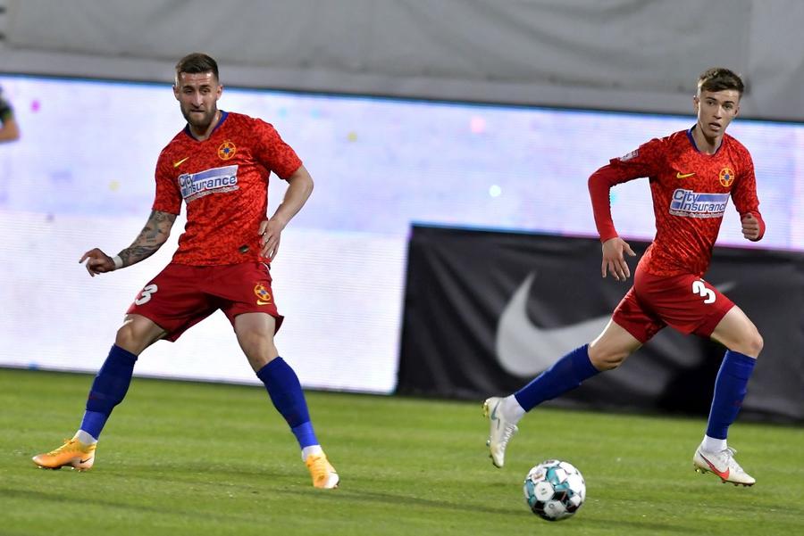 În mod constant subapreciat, Ovidiu Popescu (stânga) a ajuns unul dintre oamenii cei mai utili la FCSB. În mod constant lăudat excesiv, Octavian Popescu (dreapta) a ajuns un OZN pe care nimeni nu-l mai înțelege. FOTO Răzvan Păsărică / sportpictures.eu Popescu şi Popescu