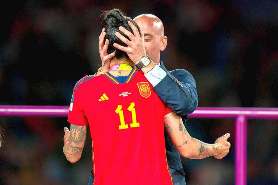Gestul i-a fost fatal. Luis Rubiales, președintele Federației Spaniole de Fotbal, o sărută pe jucătoarea Jennifer Hermoso. Foto: Imago Images Imagini halucinante! Luis Rubiales, atacat cu ouă de propriul unchi la lansarea cărții