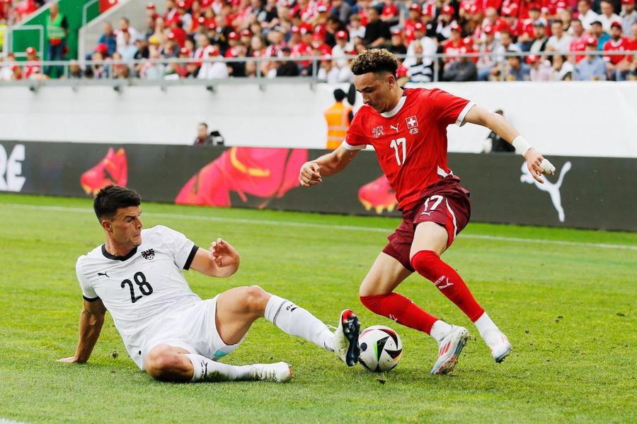 Flavius Daniliuc (stânga), în duel cu Ruben Vargas, pe flancul drept austriac defensiv în amicalul cu Elveția din iulie 2024 / Foto: Imago Mutare-surpriză cu doar două minute înaintea gongului final în mercato! Românul crescut la Bayern și Real Madrid s-a transferat la ora 23:58