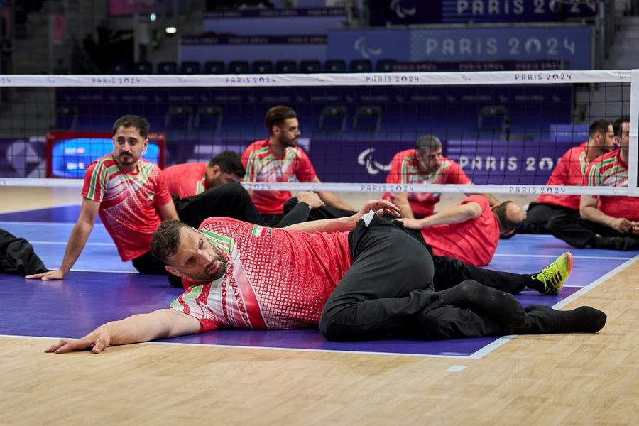 Morteza Mehrzadselajkani la Paris în timpul unui antrenament FOTO Guliver/GettyImages Povestea celui mai înalt sportiv de la Jocurile Paralimpice » Morteza Mehrzadselajkani are 2,46 m și joacă în echipa Iranului de volei din așezat: „Mi-era rușine să ies în oraș de teamă că lumea va râde de mine”