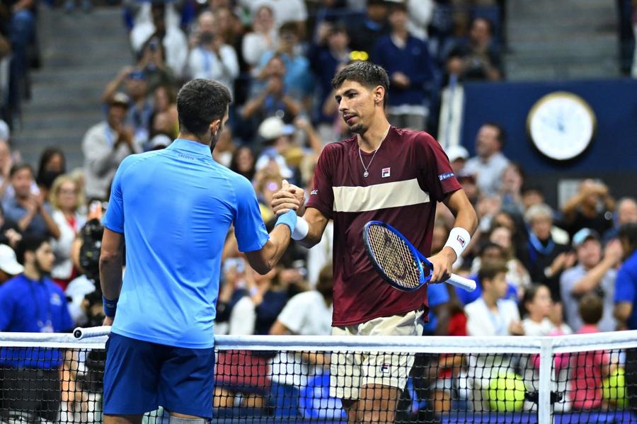 Alexei Popyrin și Novak Djokovic / Foto: Imaago „Aroganța” lui Popyrin, după ce l-a eliminat prematur pe Novak Djokovic de la US Open: „N-am jucat prea bine”