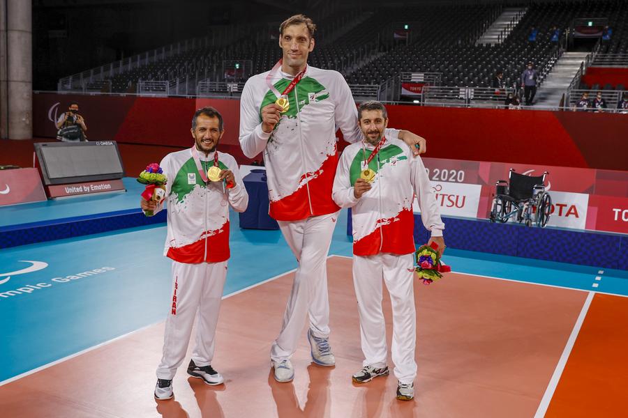 Morteza Mehrzadselajkani la Jocurile Paralimpice de la Tokyo FOTO Guliver/GettyImages Povestea celui mai înalt sportiv de la Jocurile Paralimpice » Morteza Mehrzadselajkani are 2,46 m și joacă în echipa Iranului de volei din așezat: „Mi-era rușine să ies în oraș de teamă că lumea va râde de mine”