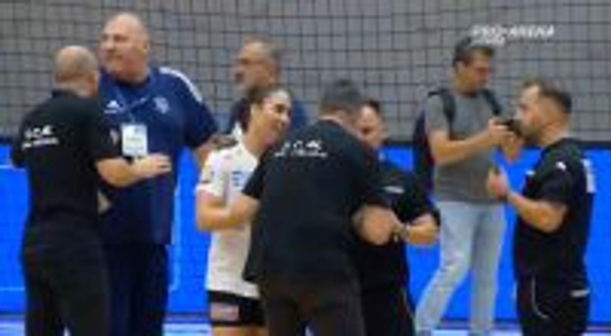 Scandal după debutul cu eșec! Florentin Pera a sărit la oficiali: a fost oprit de propriile handbaliste » Toate rezultatele etapei + Clasamentul