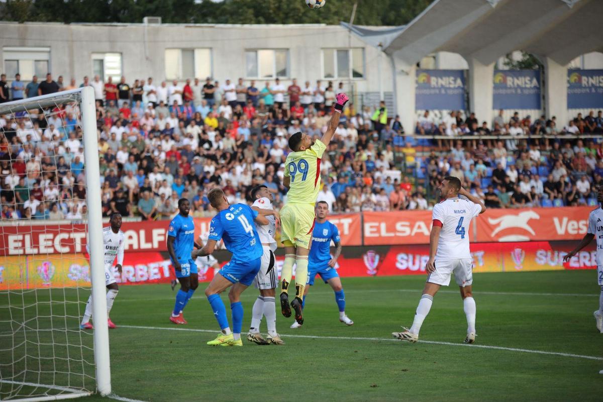 FC Botoșani - Universitatea Craiova 1-1 » Oltenii scapă victoria după o eroare a defensivei și ratează șansa de a se distanța de Rapid