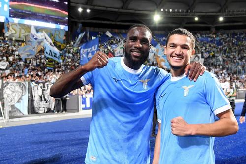 Baoulaye Dia și Reda Belahjane de la SS Lazio sărbătoresc o victorie după meciul din Serie A dintre SS Lazio și Hellas Verona FC, disputat pe Stadio Olimpico pe 31 august 2025, la Roma, Italia, foto: Guliver/gettyimages