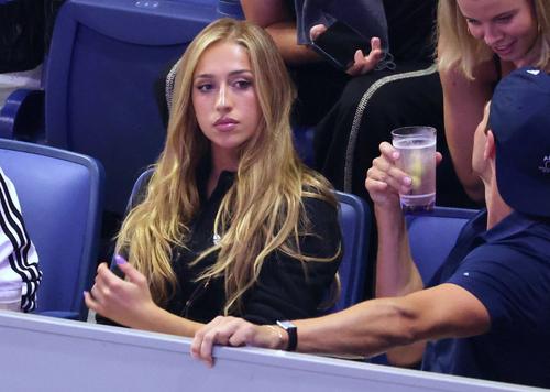Cântăreața Tate McRae, în zona VIP de la US Open, la meciul lui Venus Williams, foto: Imago