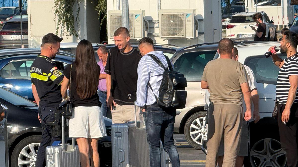 Florin Tănase a plecat în Cipru. Imagini de la aeroport