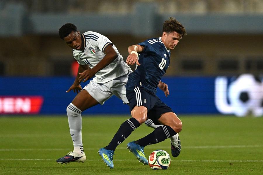Honest Ahanor (stânga), în duel cu Christos Tzolis, noul jucător al lui Arsenal, în amicalul Italia - Grecia 1-0 / Foto: Imago Puștiul din academia lui Dan Șucu dă lovitura la 18 ani! » Transfer de 47 de milioane € pentru rezerva din Serie A