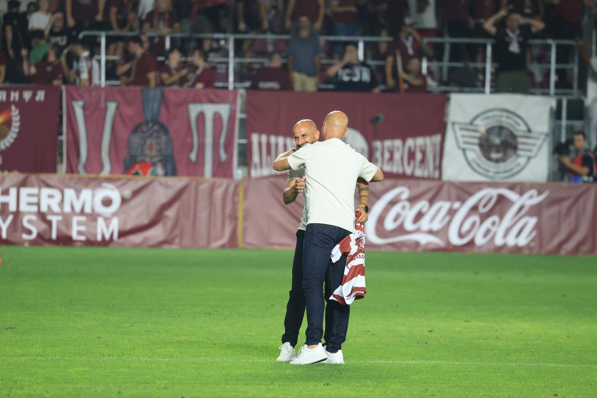 Scandări rasiste și injurii după Rapid - Craiova » Jucătorii, chemați în fața galeriilor + Numele fotbalistului, strigat din peluză