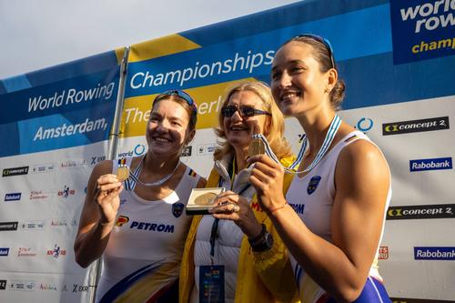 Elisabeta Lipă (mijloc), laude la adresa Simonei Radiș (dreapta) // foto: imago images