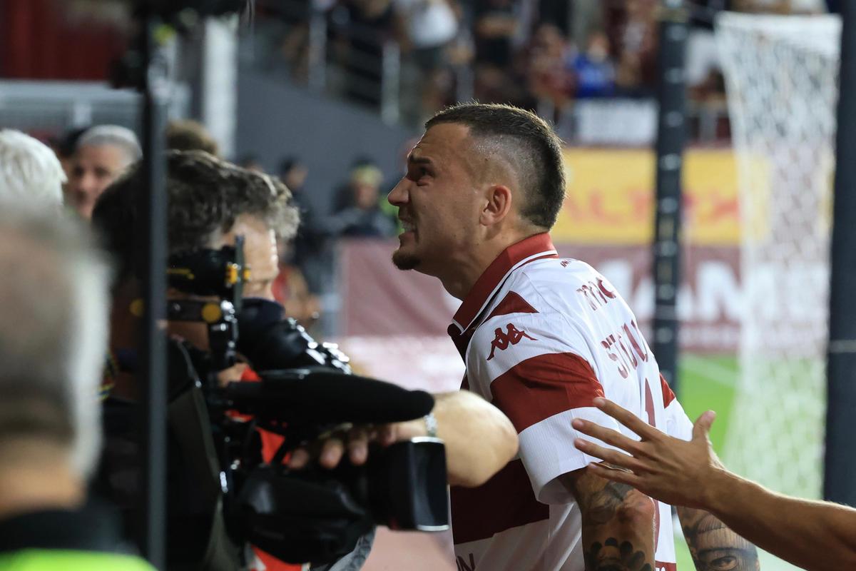 Scandări rasiste și injurii după Rapid - Craiova » Jucătorii, chemați în fața galeriilor + Numele fotbalistului, strigat din peluză