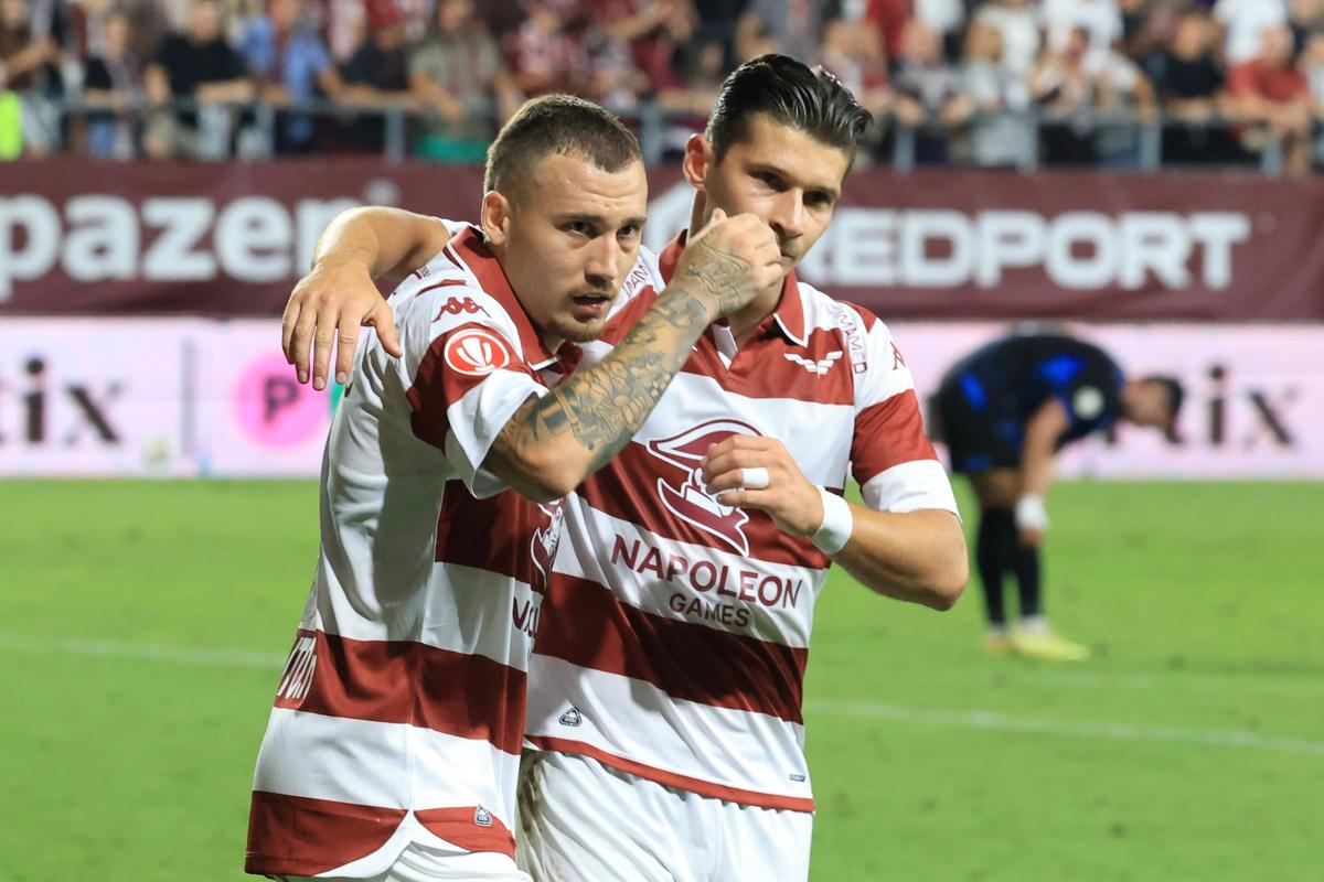 Scandări rasiste și injurii după Rapid - Craiova » Jucătorii, chemați în fața galeriilor + Numele fotbalistului, strigat din peluză