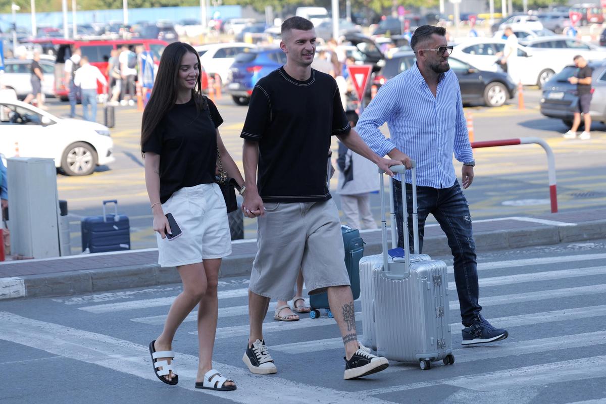 Florin Tănase a plecat în Cipru. Imagini de la aeroport