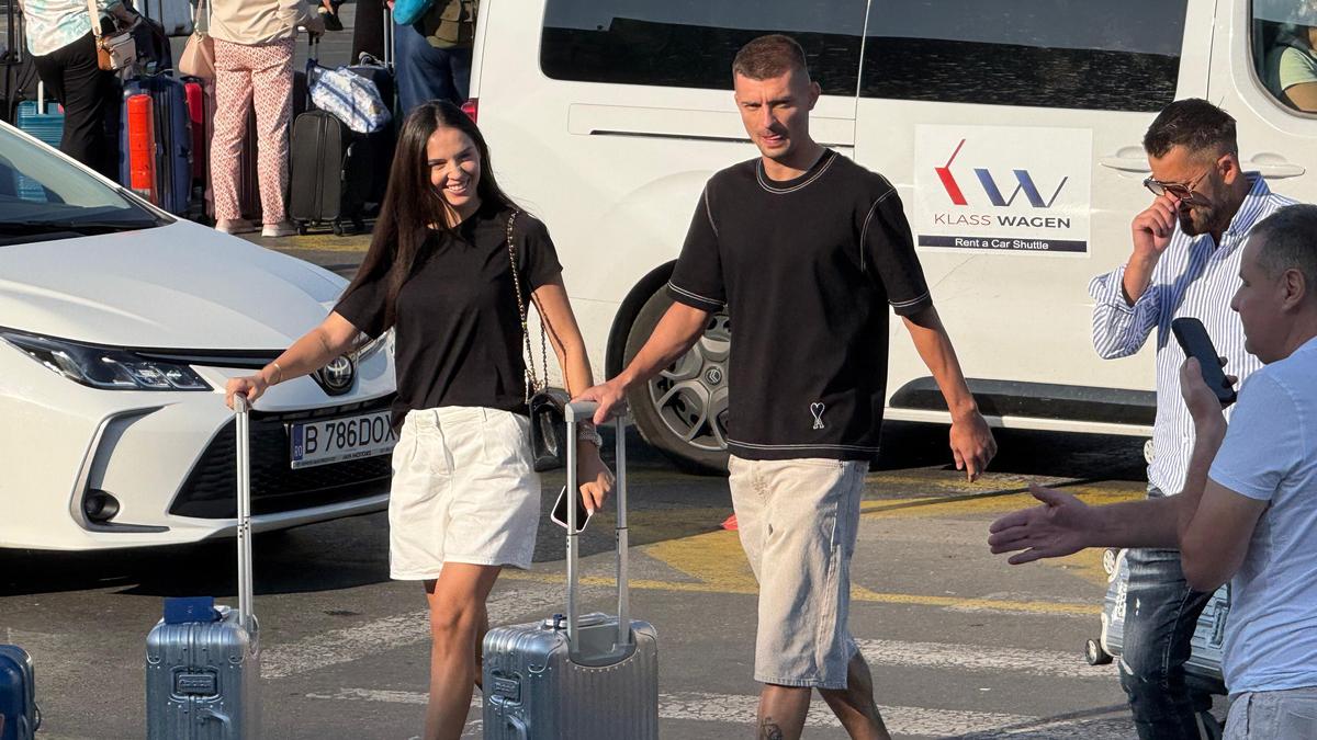 Florin Tănase a plecat în Cipru. Imagini de la aeroport
