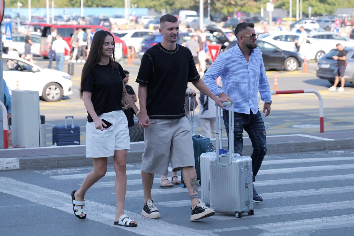 Florin tănase a plecat în Cipru. Imagini de la aeroport