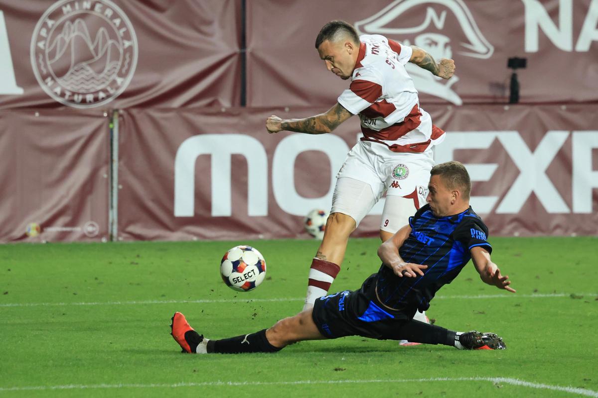Scandări rasiste și injurii după Rapid - Craiova » Jucătorii, chemați în fața galeriilor + Numele fotbalistului, strigat din peluză