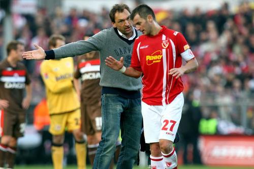 Ovidiu Burcă, alături de antrenorul Claus Dieter Wollitz. foto: Guliver/Getty Images
