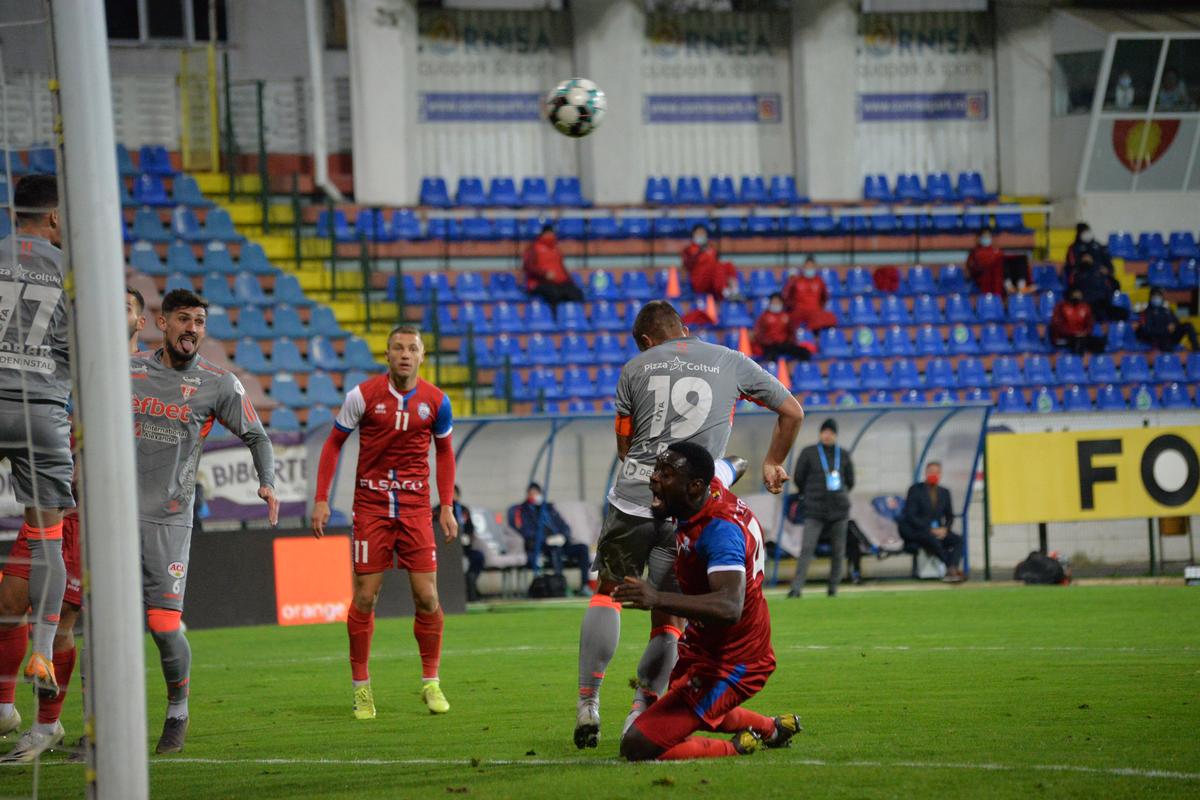 FC BOTOȘANI - UTA 2-3. Marius Croitoru a luat foc: „N-ai ce căuta, bă, ca arbitru în Liga 1! Își bate joc de noi! E prea mult, să-și rupă ecusoanele!”