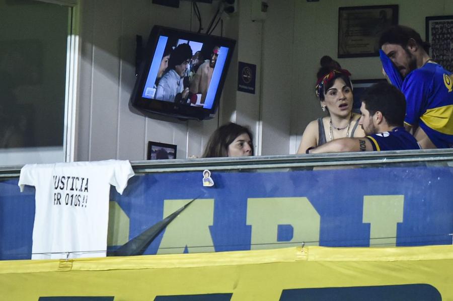 Foto: Getty Images Clipe emoționante pe „Bombonera” în memoria lui Diego Maradona » Lacrimile Dalmei și tricoul care s-a ridicat la cer!