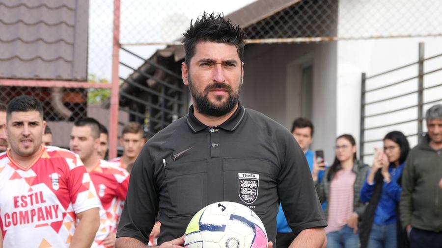 Arbitrul a condus meciuri inclusiv în ligile din Anglia Meci de județeană lângă podgoriile cu Merlot și Cabernet Sauvignon de la Ceptura » „Portarul e băiat de comitet, anunță când e beat!”