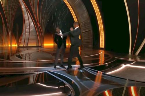 Will Smith îl pălmuiește pe Chris Rock