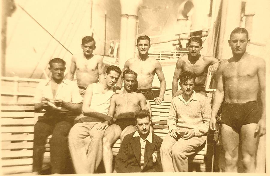 Czako, Ștefan Barbu, Stanciu, Steiner (în picioare), Zauber, Lăpușneanu, Robe, Subășeanu (așezați), Eisenbeisser (jos), pe puntea de pe Conte Verde Descoperire unică: poveștile și arhiva foto din Uruguay 1930 ale românului care a marcat într-un picior în primul nostru meci la un Mondial