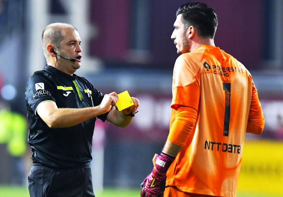 Conflict major de interese pentru arbitrul-controversat de la Rapid - CFR: firma familiei are contracte cu un club de Liga 1 » Câți bani câștigă arbitrul-consilier public, șef de club și șef de fotbal județean