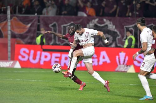 Atacantul Rapidului, Kevin Luckassen, în duel cu fundașul lui CFR Cluj, Andrei Burcă.
FOTO: Cristi Preda (GSP)